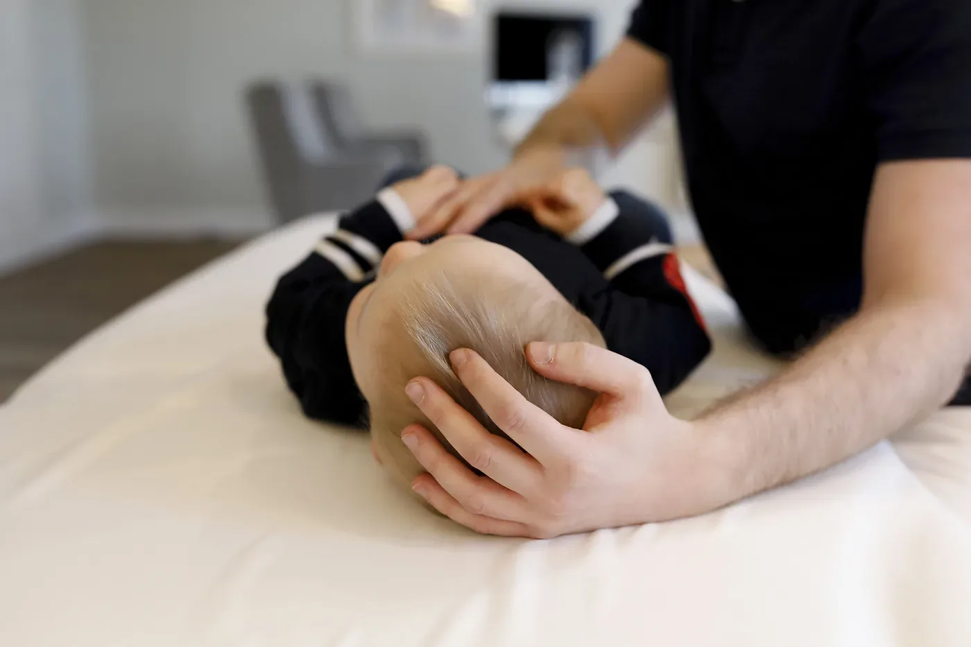 Osteopathische Behandlung eines Kindes in der Praxis Tobias Knop in Gütersloh